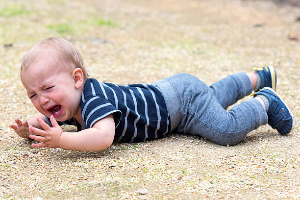 Mi hijo pareciera resbalarse con sus zapatos