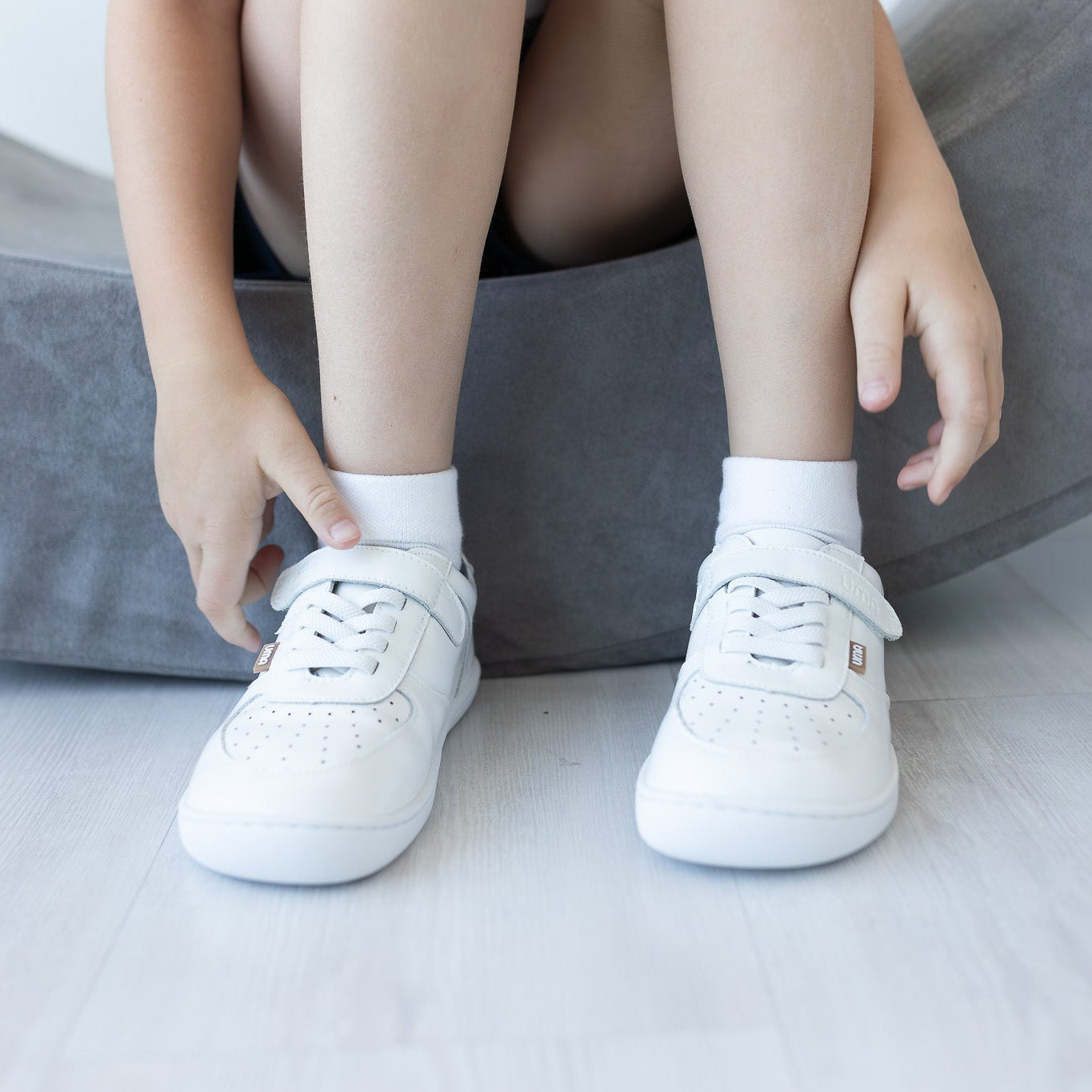 Zapatilla escolar barefoot blanca modelo Retro con velcro para kids en uso vista frontal
