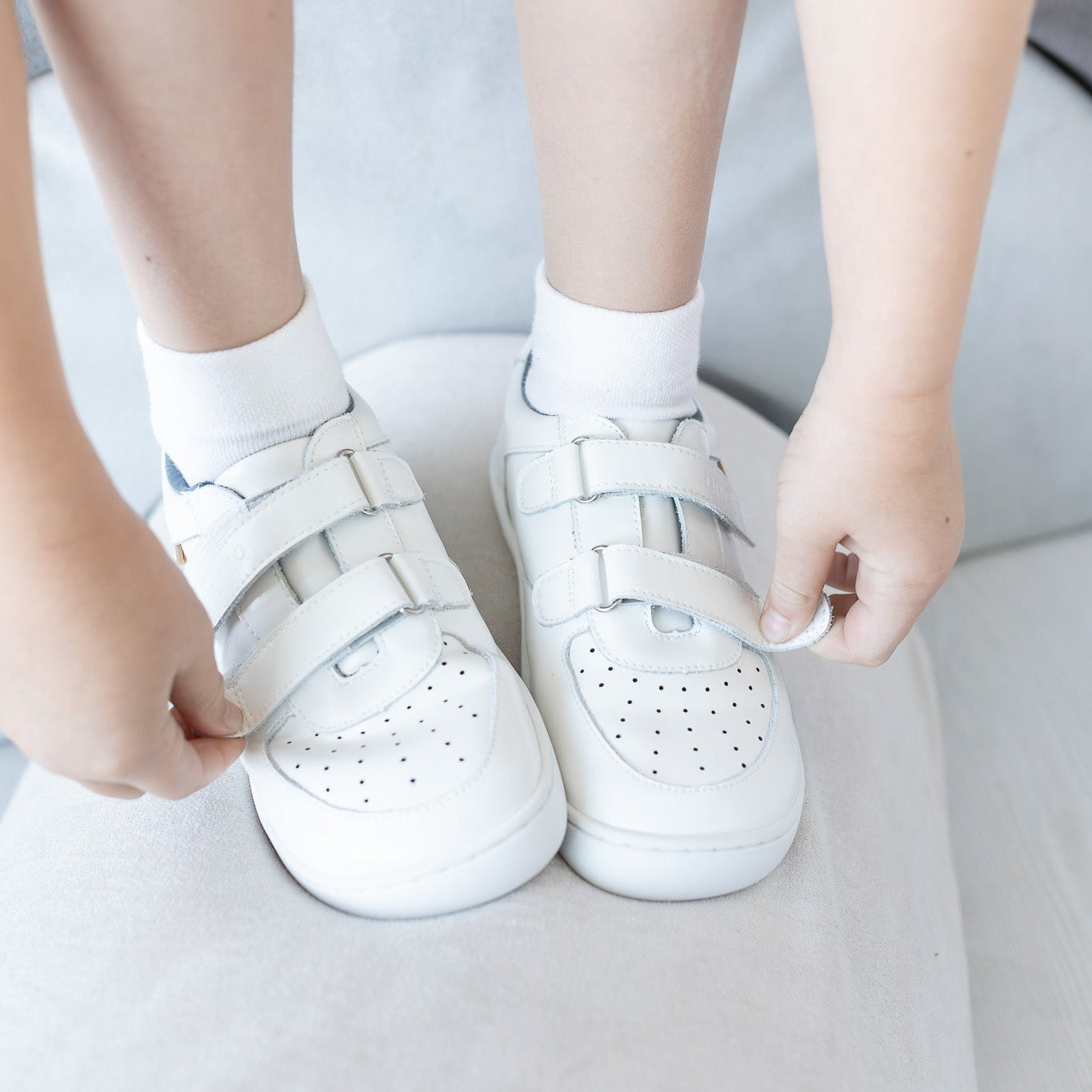 Zapatilla escolar barefoot blanca modelo Vintage con doble velcro para kids en uso vista superior frontal
