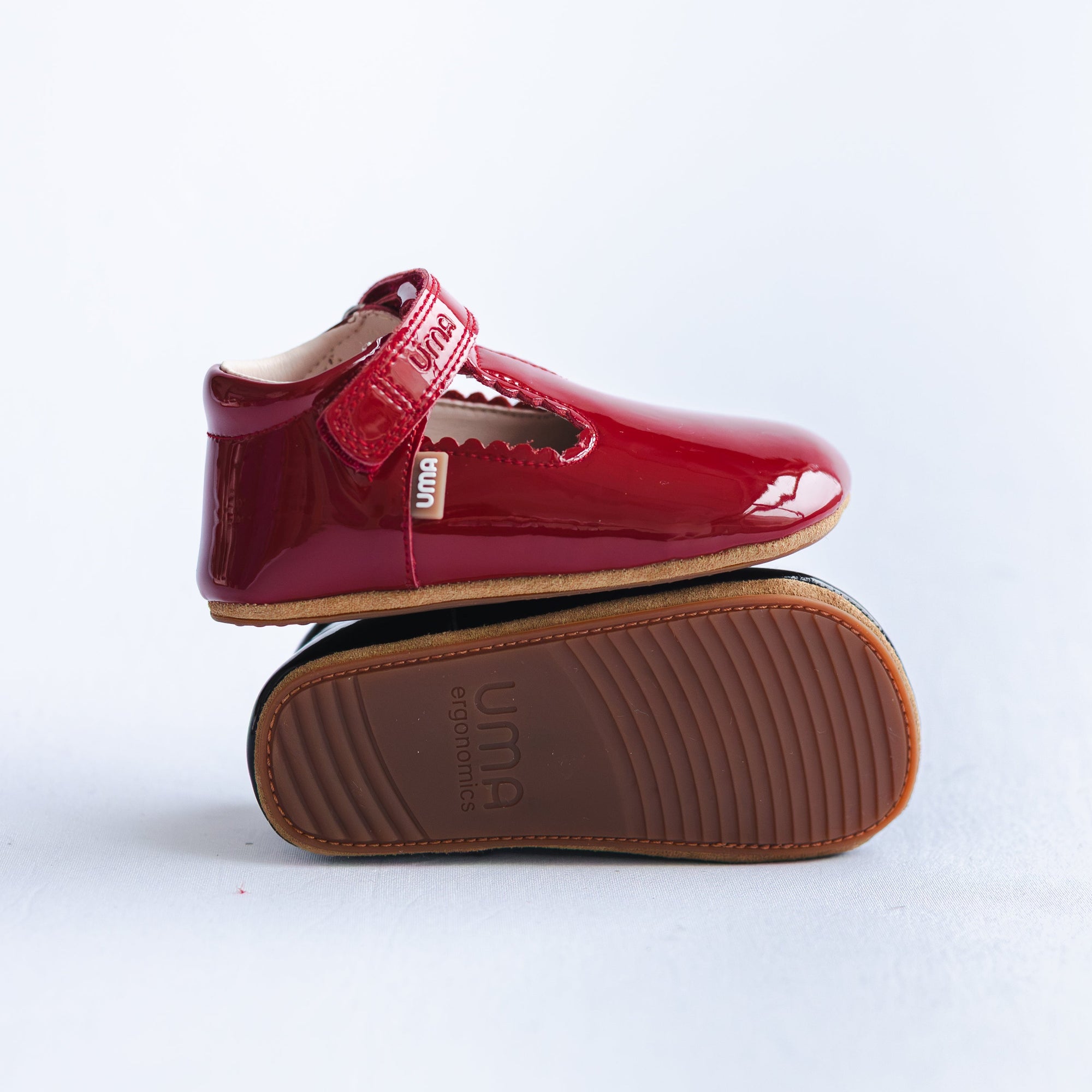 Zapato barefoot ergonomico charol rojo modelo T-Bar para bebes vista de la suela flexible