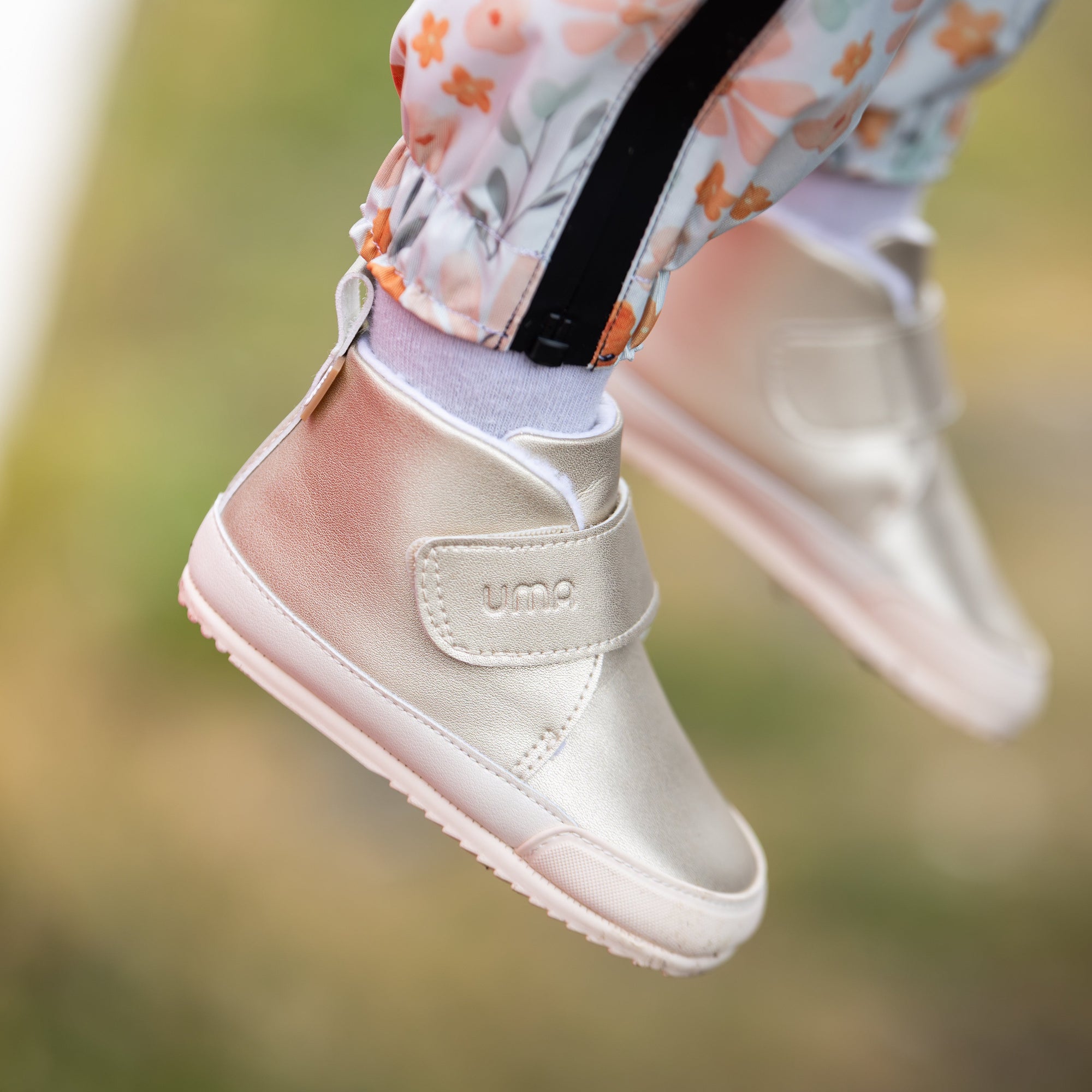 Detalle de botin barefoot ergonomico gold modelo Fluffy para bebes