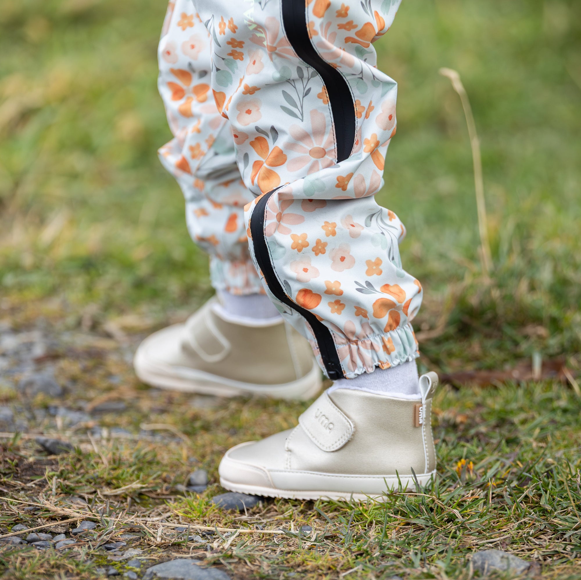 Par de botines barefoot ergonomicos gold modelo Fluffy para bebes