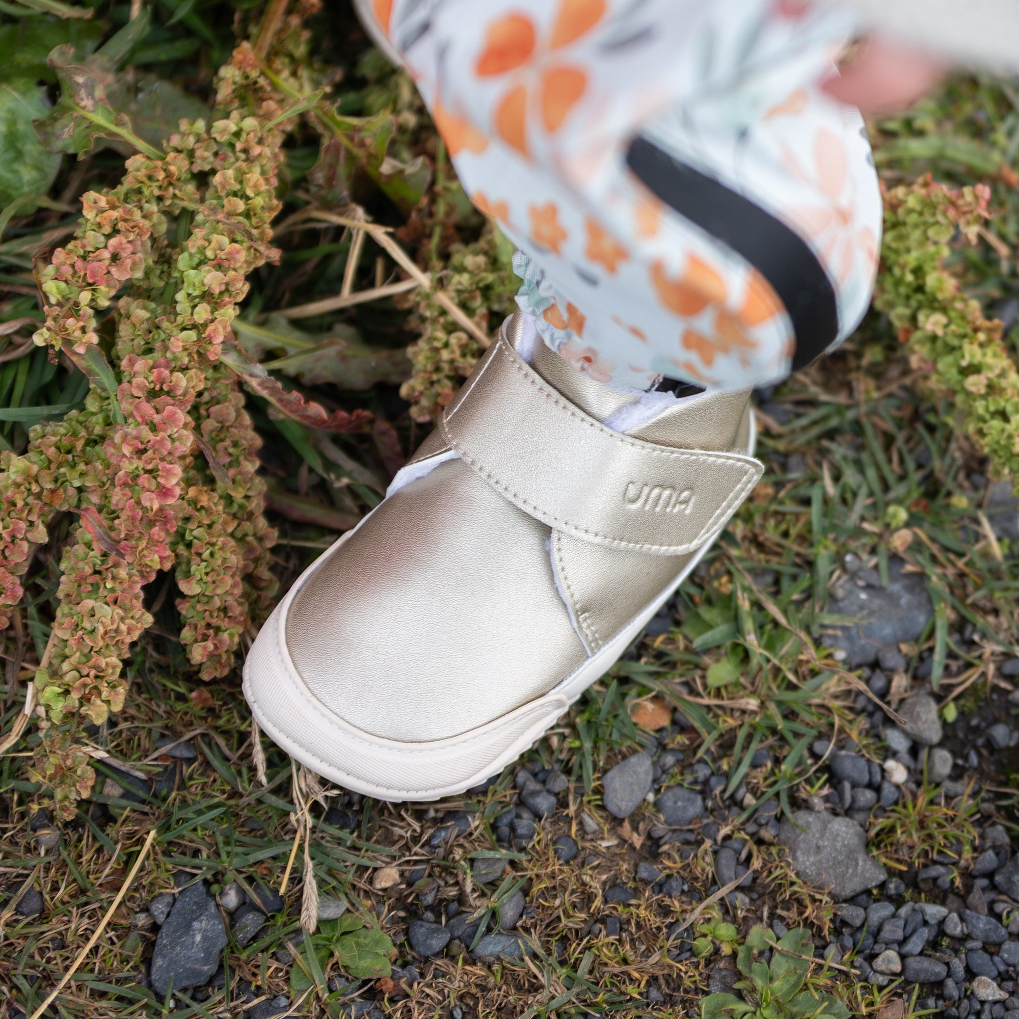 Detalle de botin barefoot ergonomico gold modelo Fluffy para bebes 2