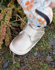 Detalle de botin barefoot ergonomico gold modelo Fluffy para bebes 2