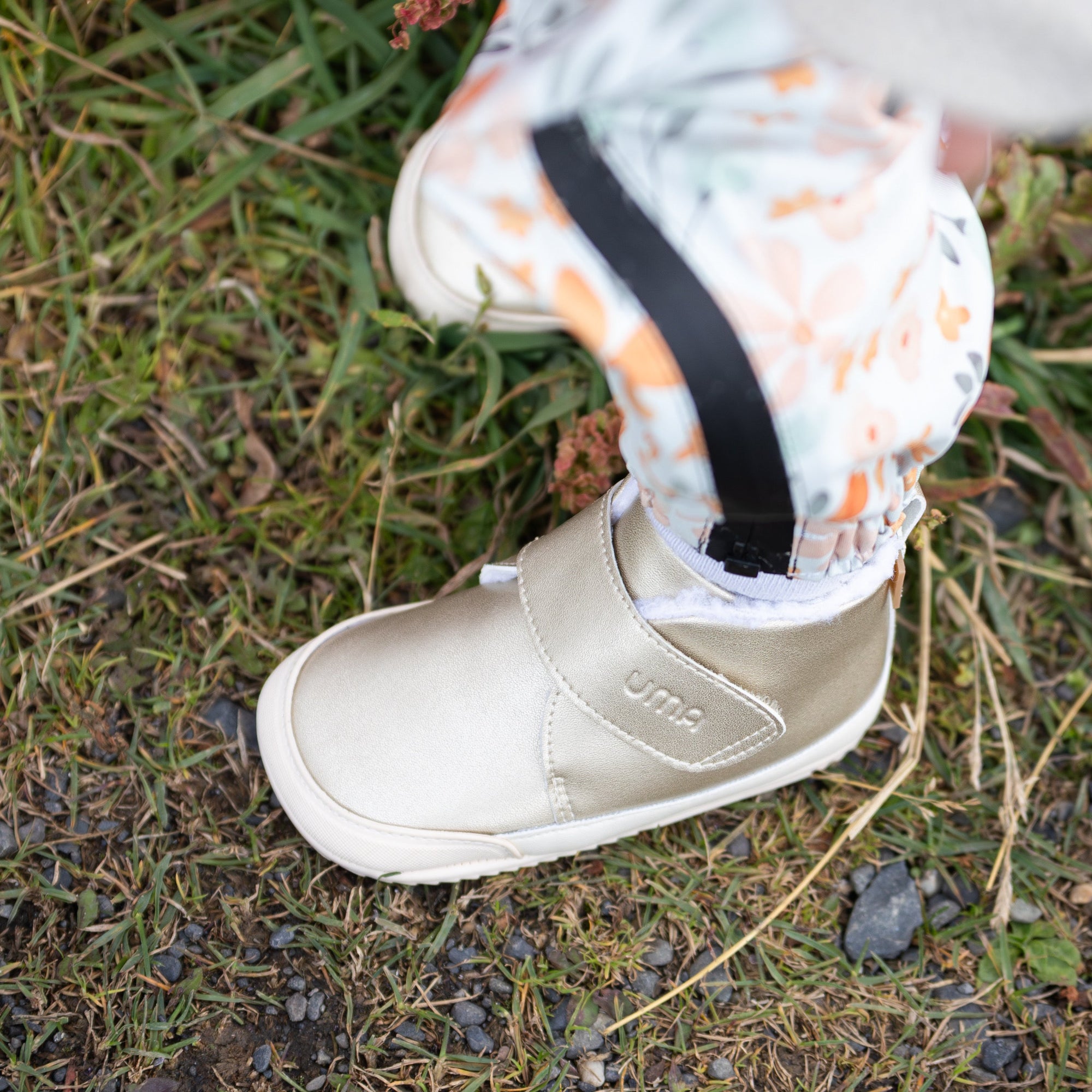 Detalle de botin barefoot ergonomico gold modelo Fluffy para bebes 3