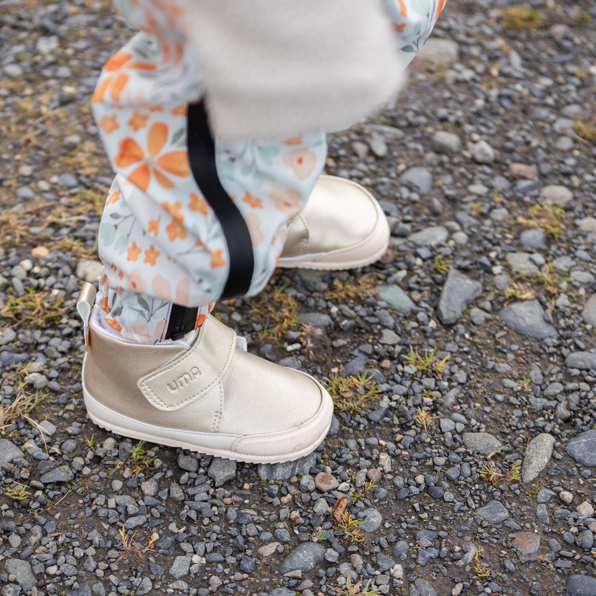 Par de botines barefoot ergonomicos gold modelo Fluffy para bebes 2