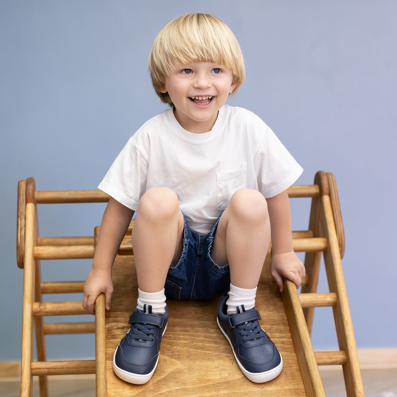 Zapatilla escolar barefoot azul marino modelo Dash con doble velcro para toddler en uso vista calzando
