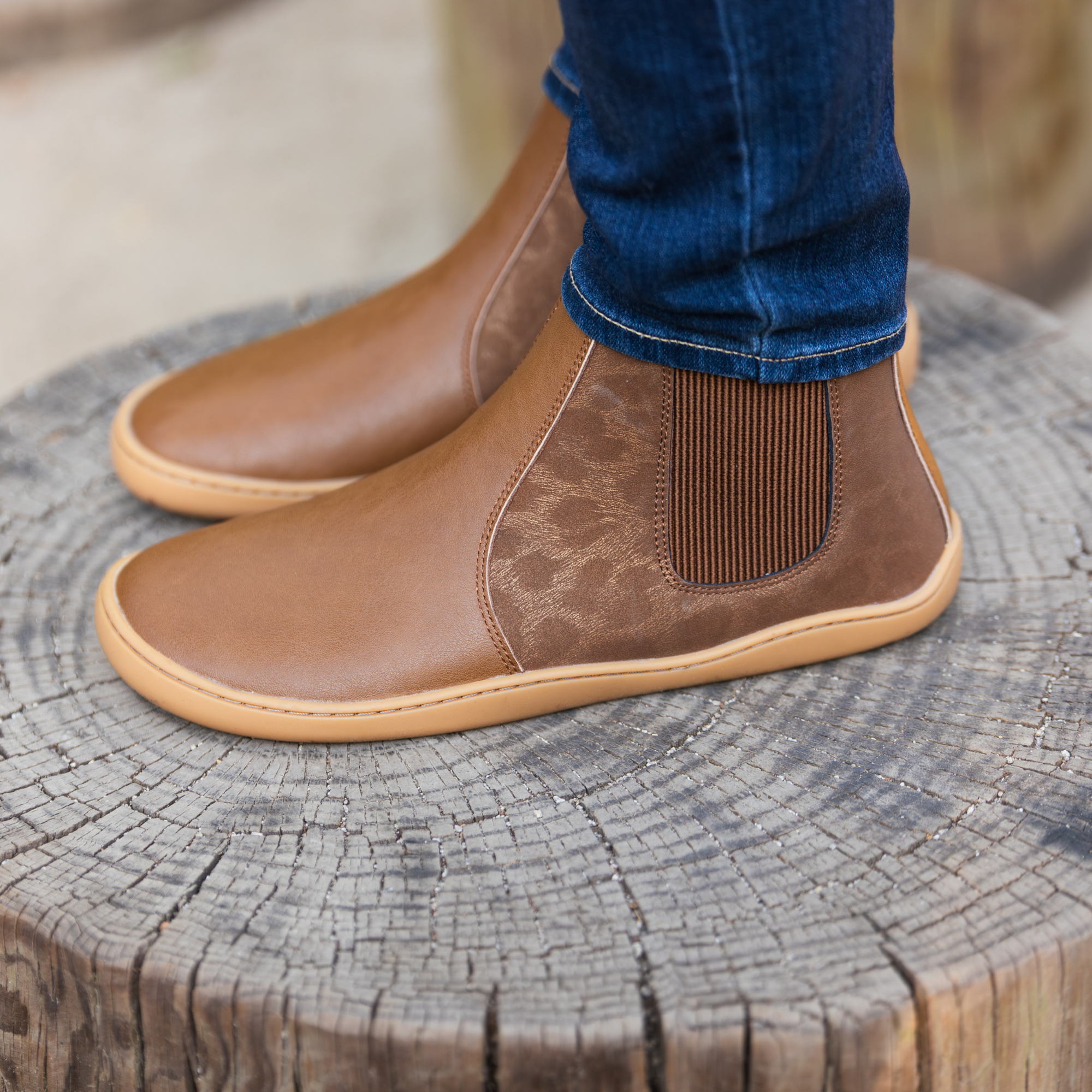 Par de botas barefoot ergonomicas animal print cafe modelo Chelsea para adultos