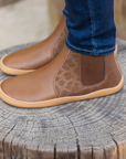 Par de botas barefoot ergonomicas animal print cafe modelo Chelsea para adultos