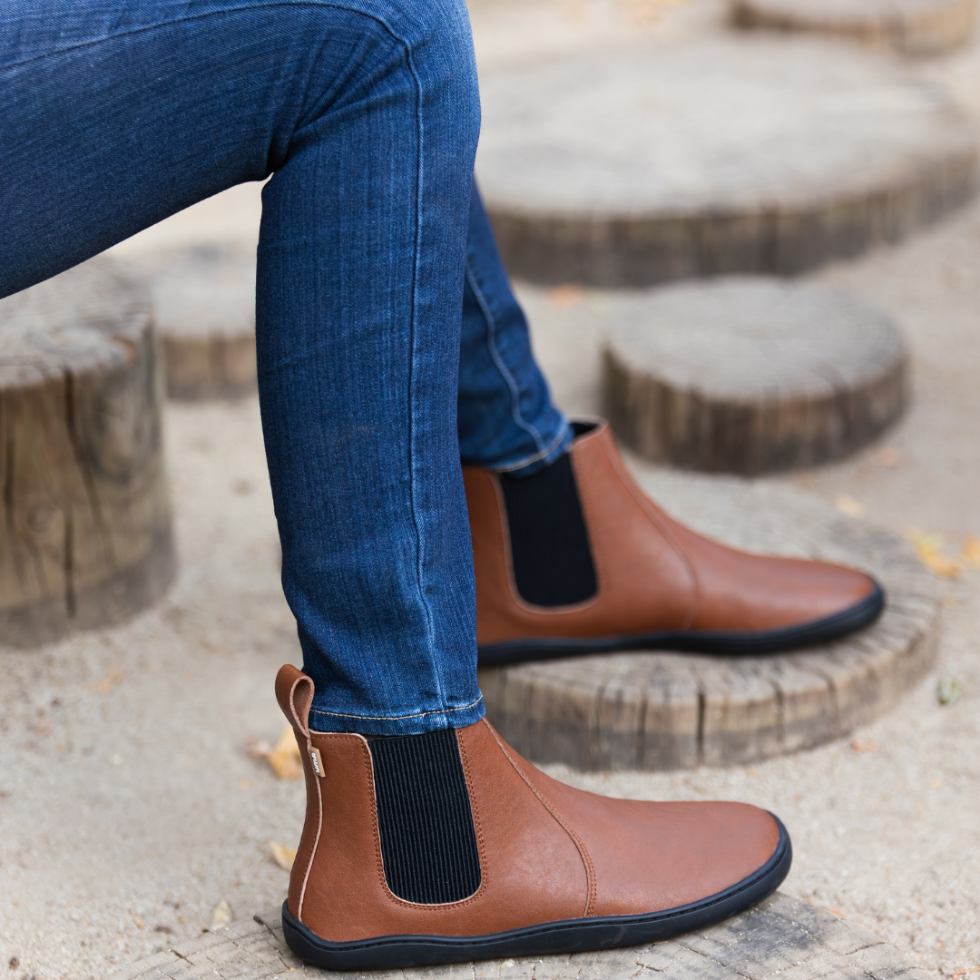 Bota barefoot ergonomica chocolate modelo Chelsea para adultos en uso 4