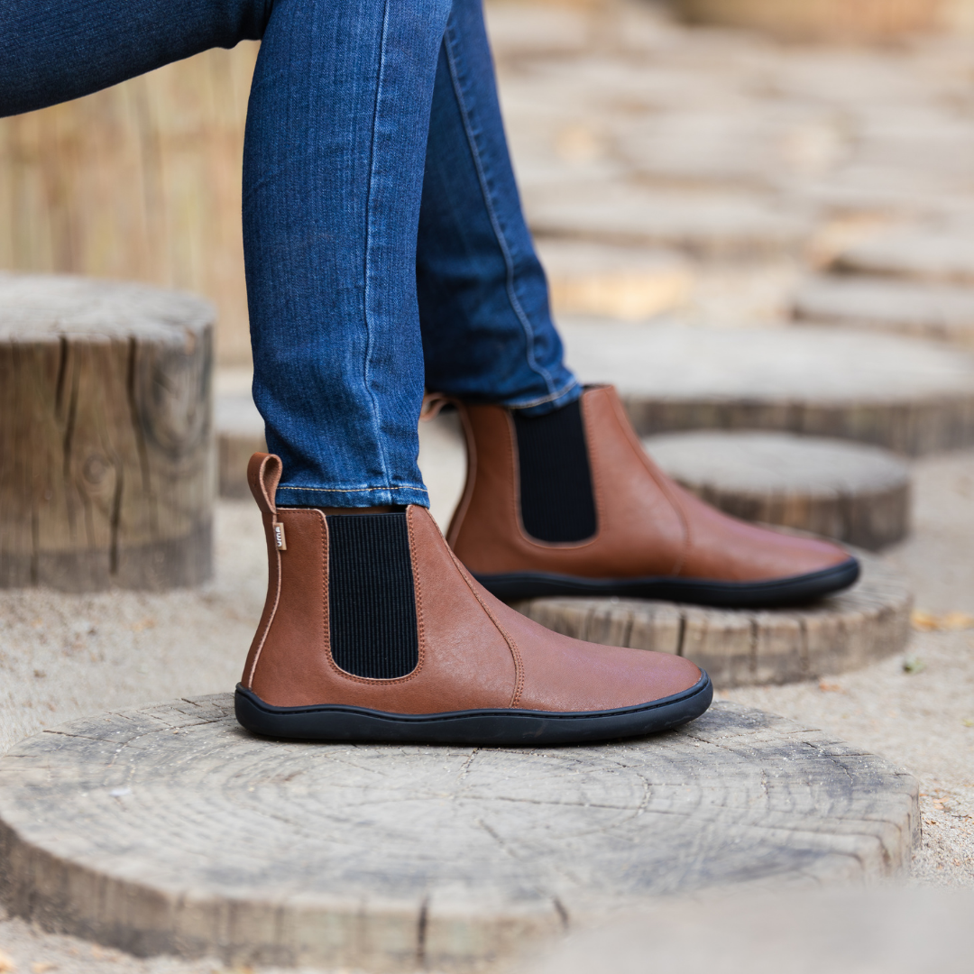 Bota barefoot ergonomica chocolate modelo Chelsea para adultos en uso 3