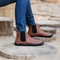 Bota barefoot ergonomica chocolate modelo Chelsea para adultos en uso