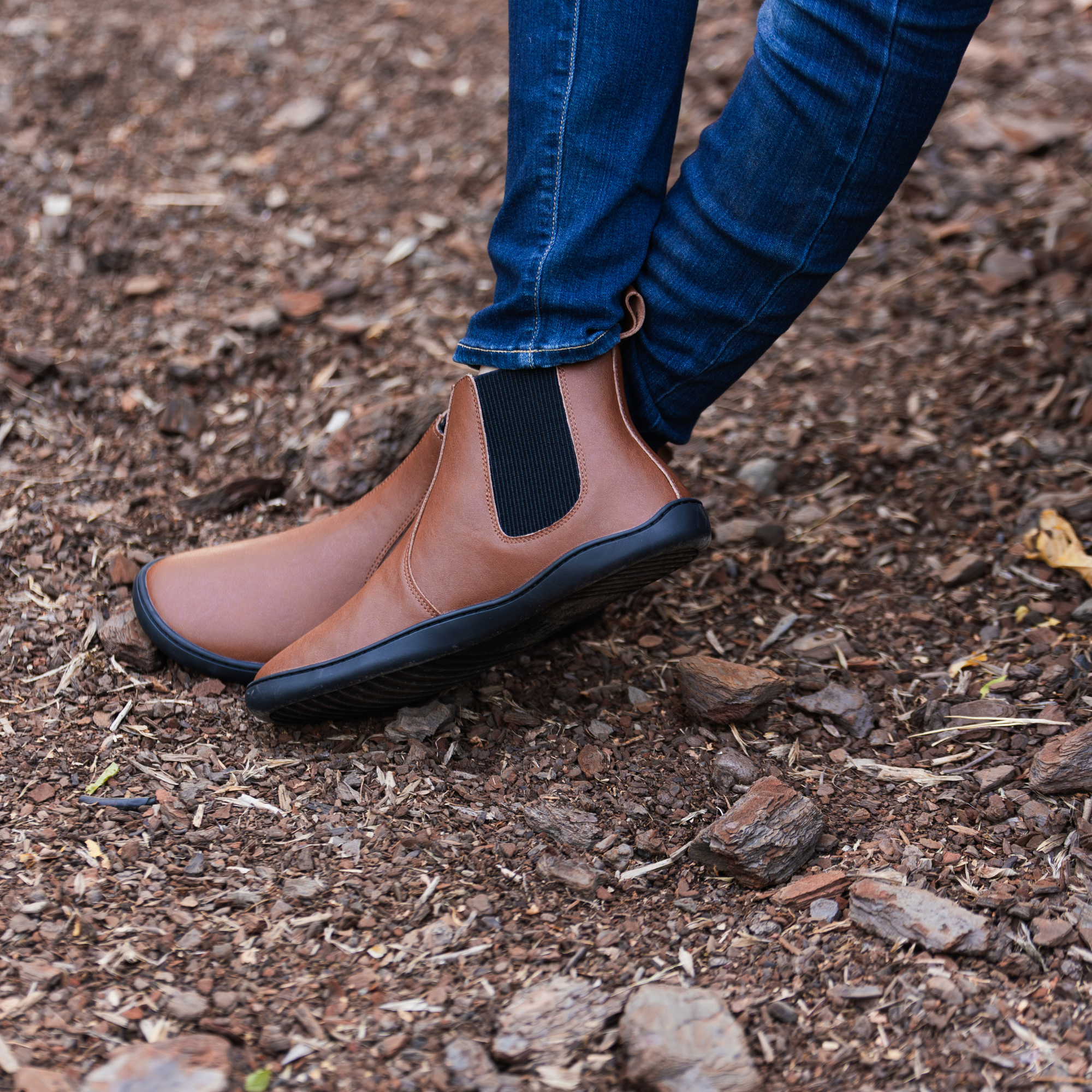 Bota barefoot ergonomica chocolate modelo Chelsea para adultos en uso 2