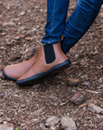 Bota barefoot ergonomica chocolate modelo Chelsea para adultos en uso 2