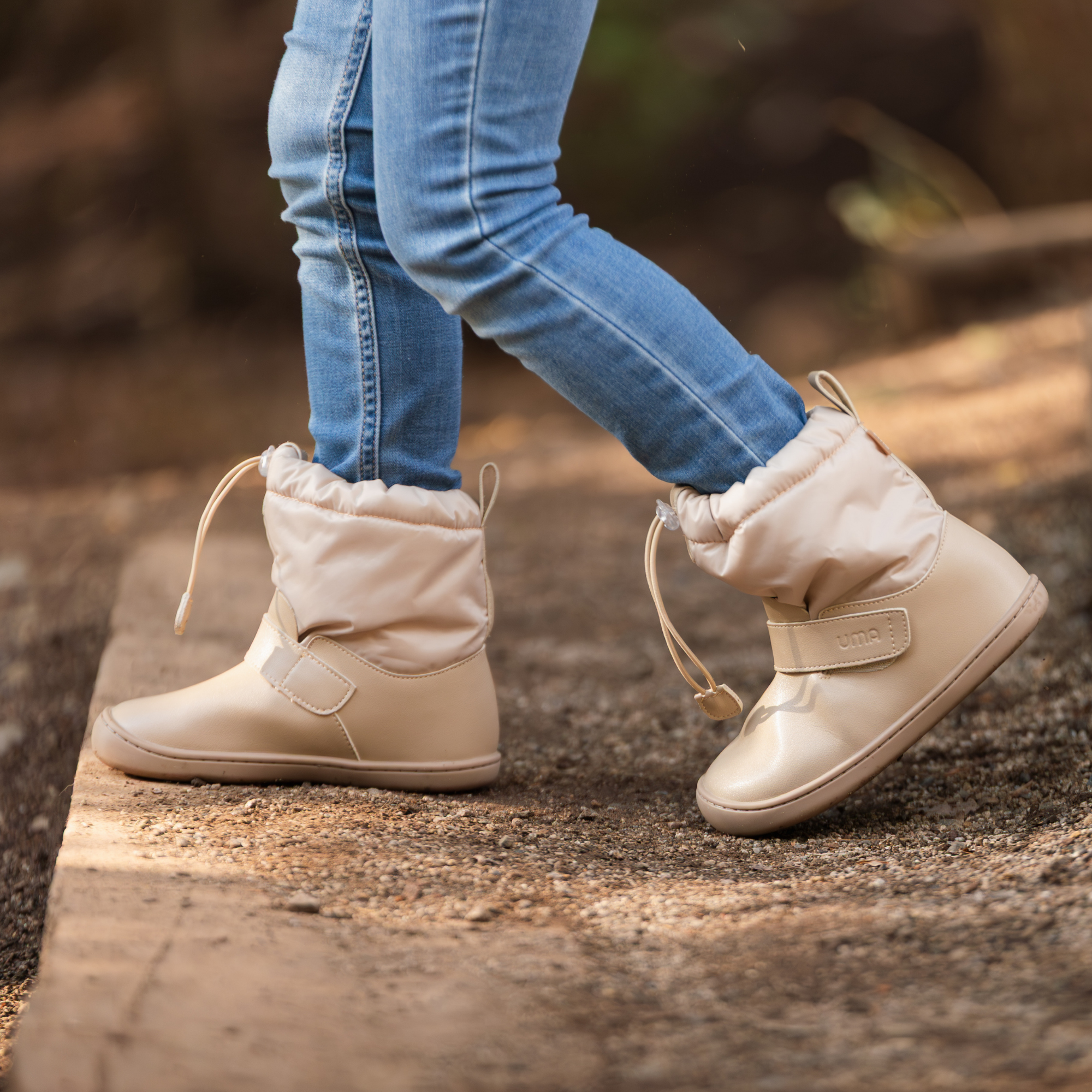 Bota barefoot ergonomica arena modelo Snow para ninos en uso