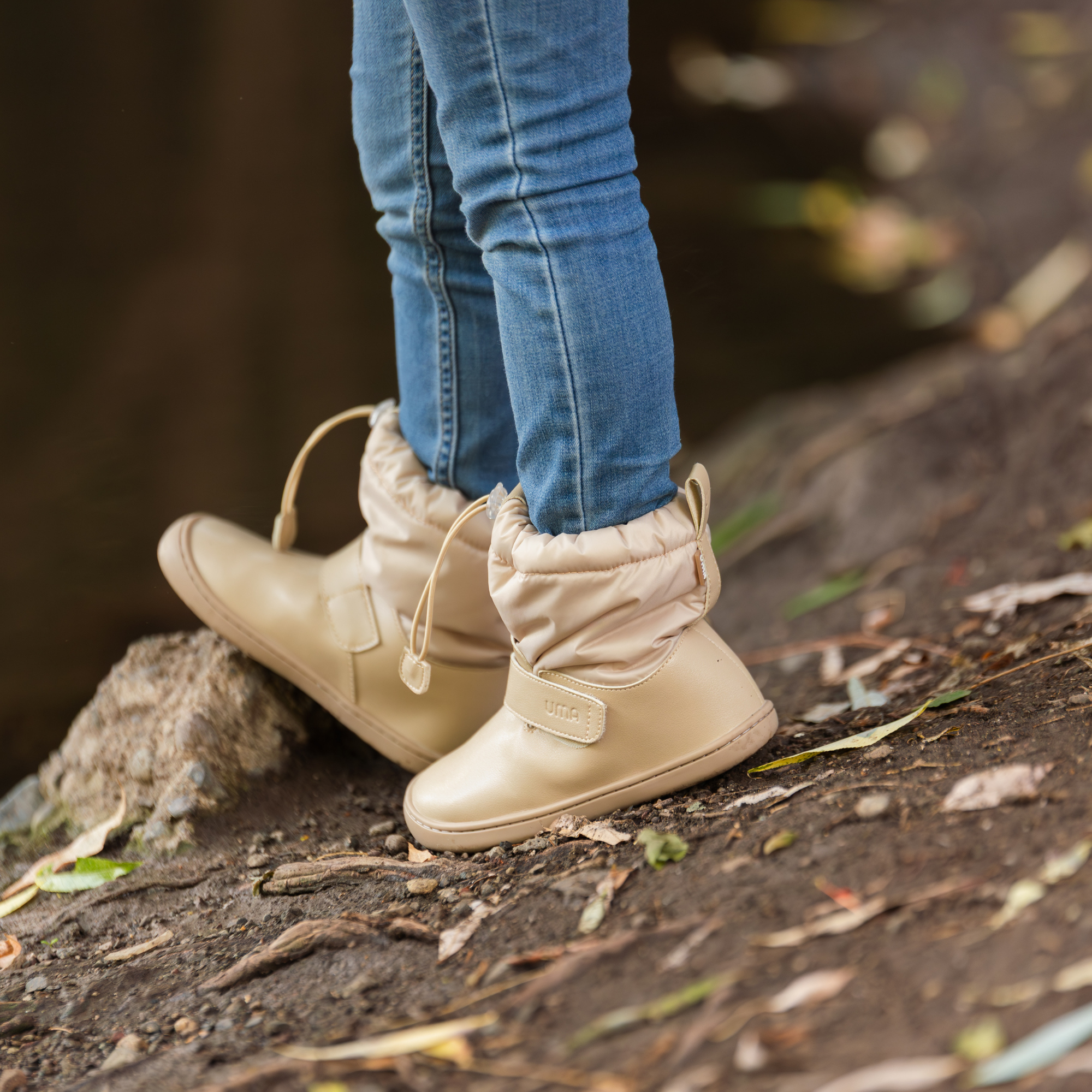 Bota barefoot ergonomica arena modelo Snow para ninos pequenos en uso