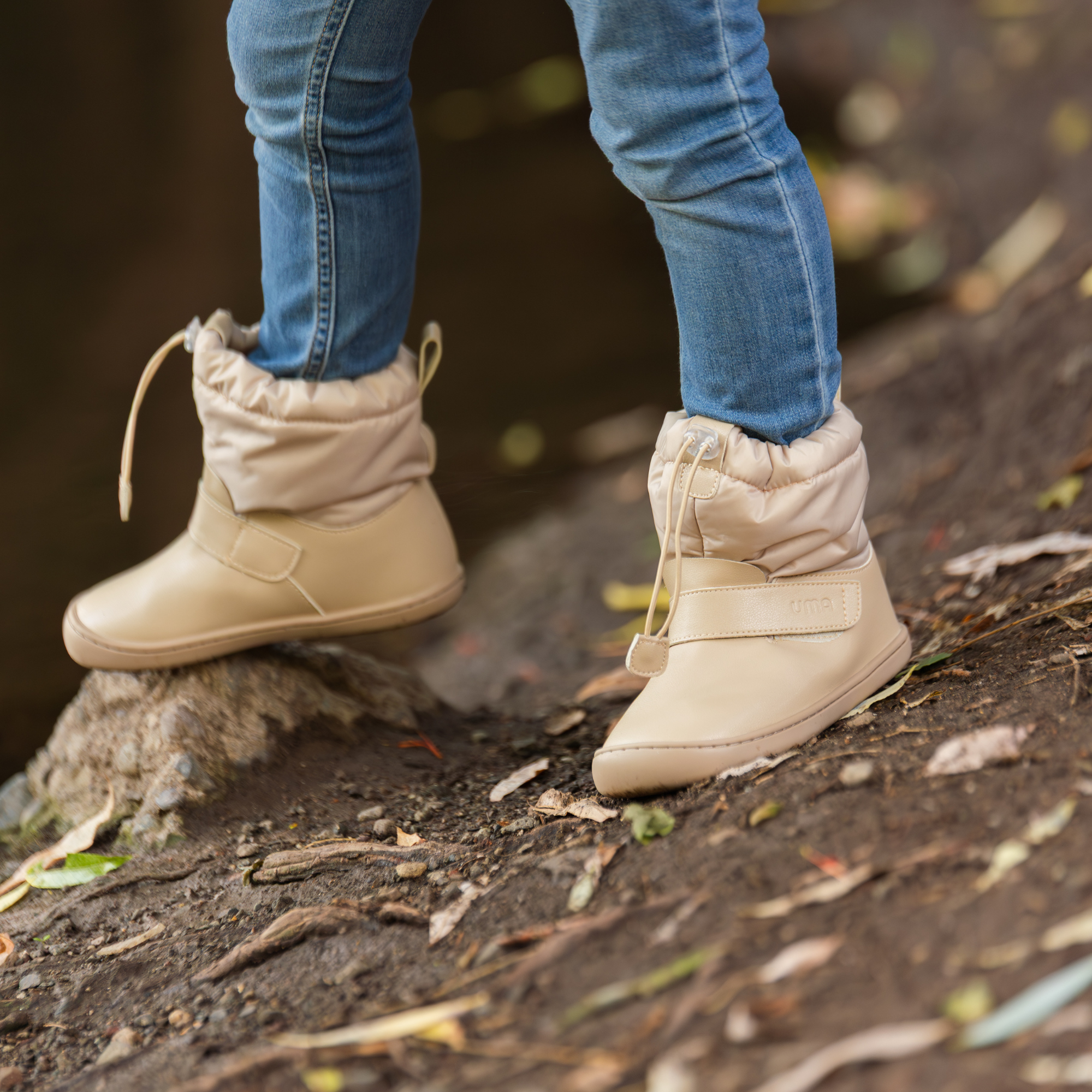 Bota barefoot ergonomica arena modelo Snow para ninos en uso 4