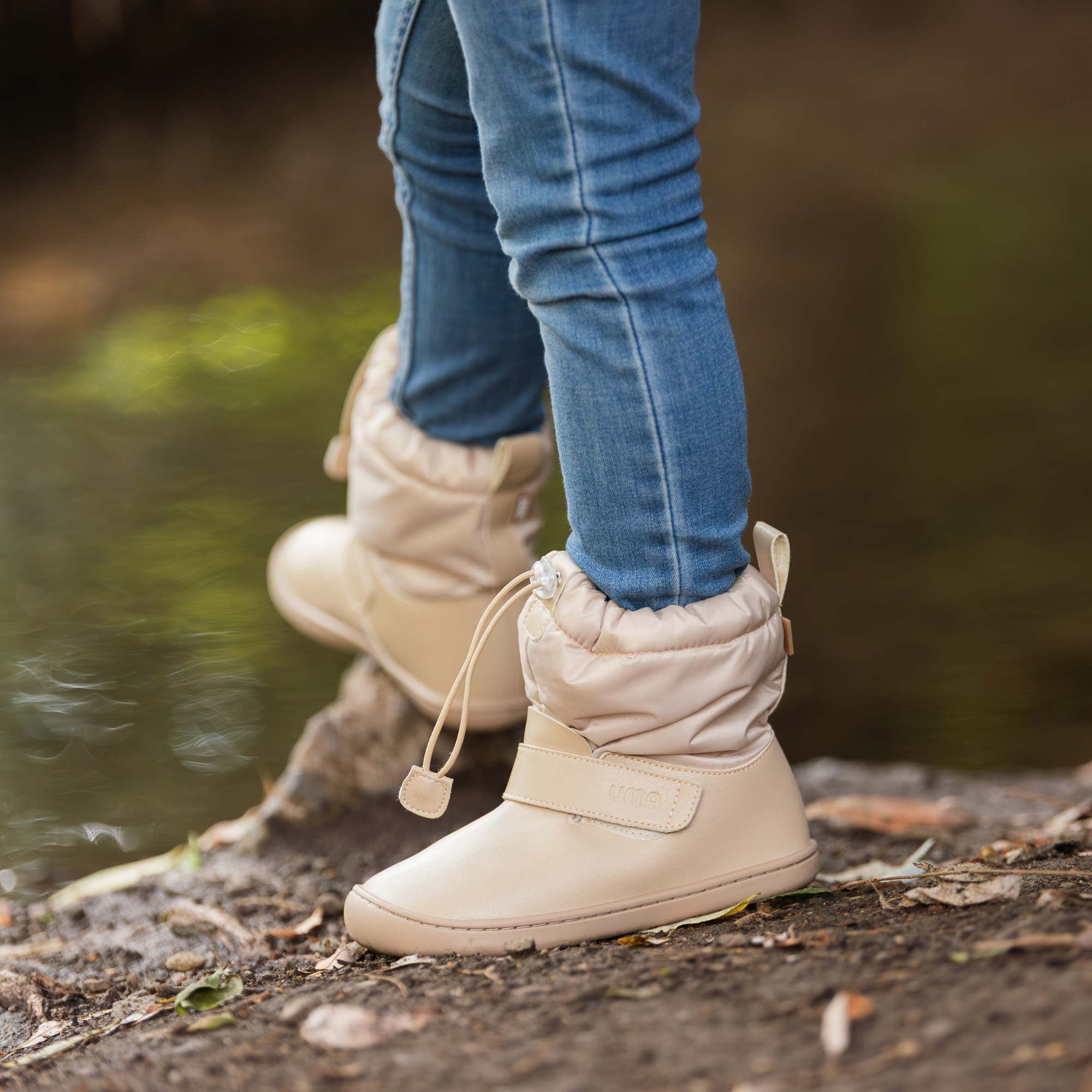 Bota barefoot ergonomica arena modelo Snow para ninos pequenos en uso 3