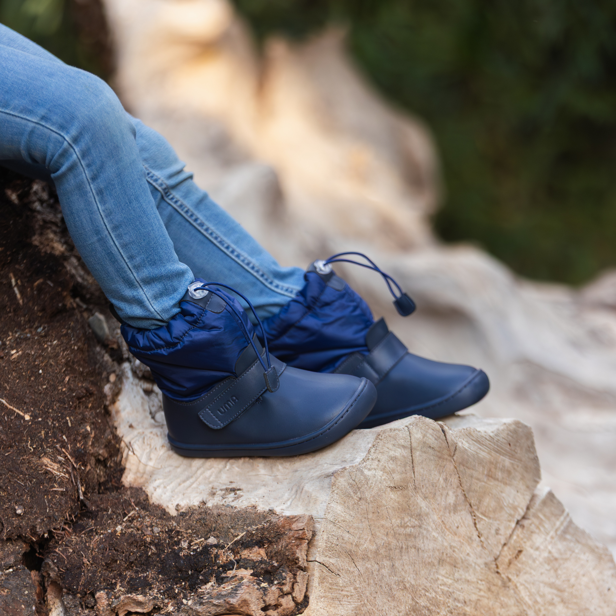 Bota barefoot ergonomica azul marino modelo Snow para ninos en uso 2