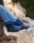 Bota barefoot ergonomica azul marino modelo Snow para ninos en uso 2