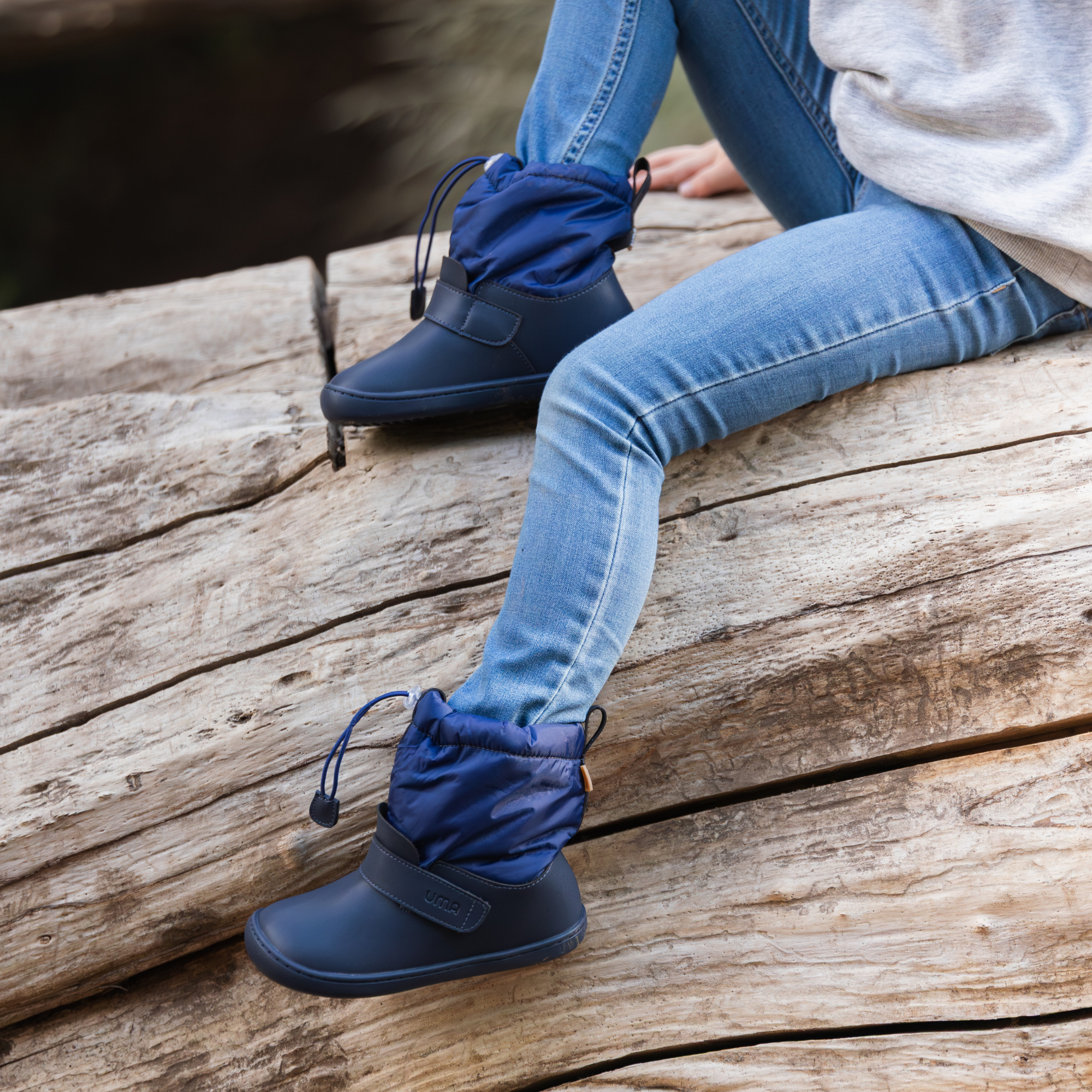 Bota barefoot ergonomica azul marino modelo Snow para ninos en uso