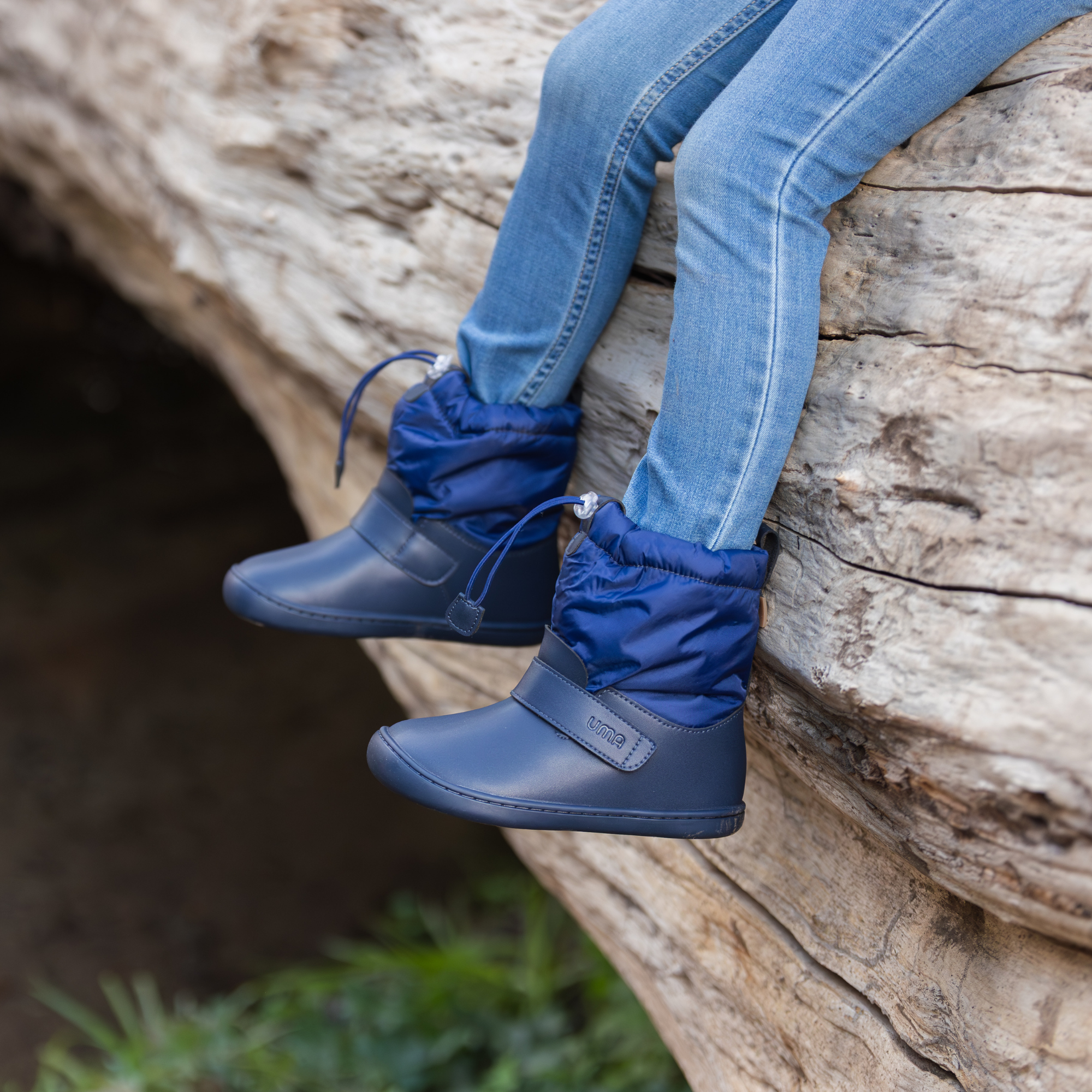 Bota barefoot ergonomica azul marino modelo Snow para ninos pequenos en uso 4