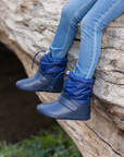 Bota barefoot ergonomica azul marino modelo Snow para ninos pequenos en uso 4