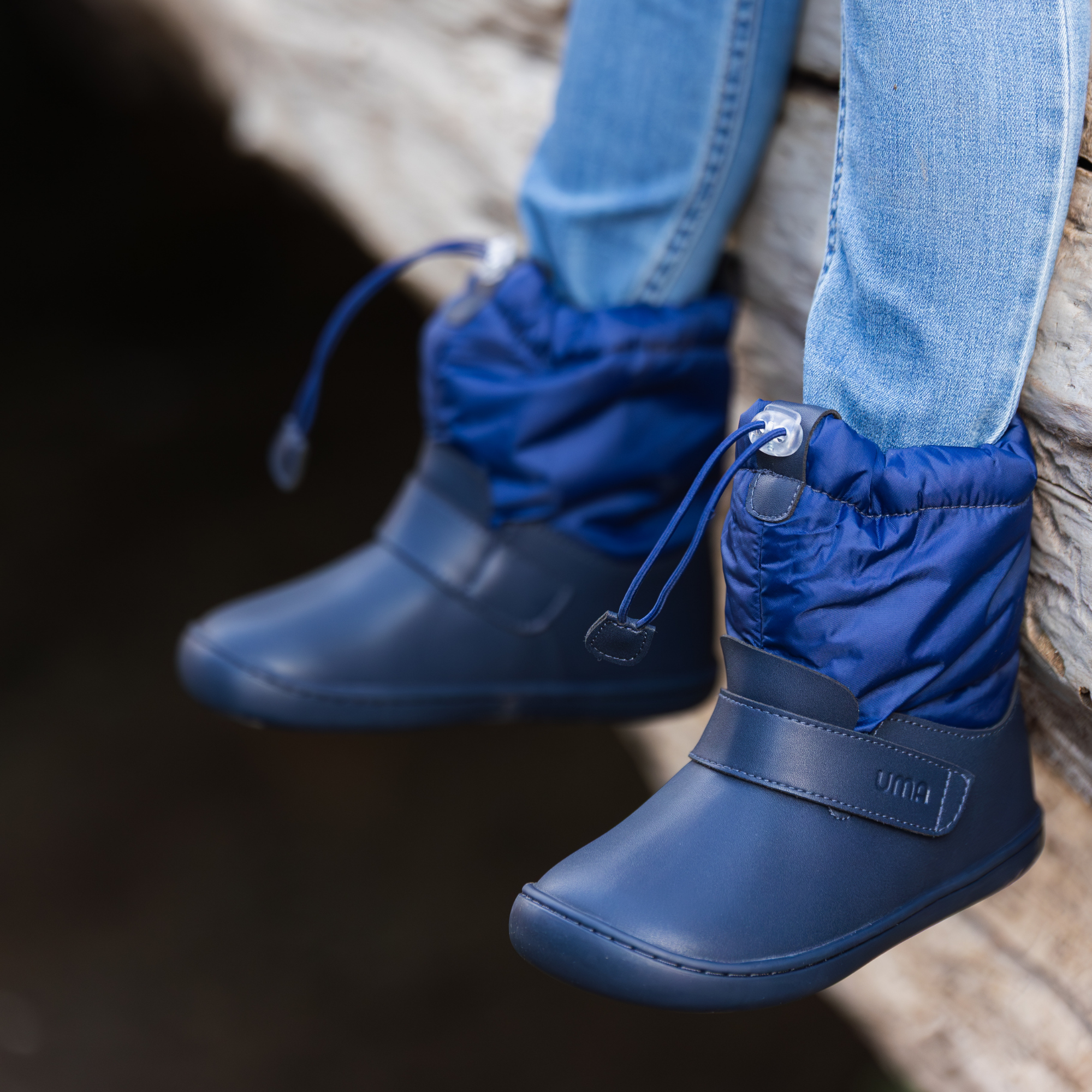 Bota barefoot ergonomica azul marino modelo Snow para ninos en uso 3
