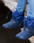 Bota barefoot ergonomica azul marino modelo Snow para ninos en uso 3