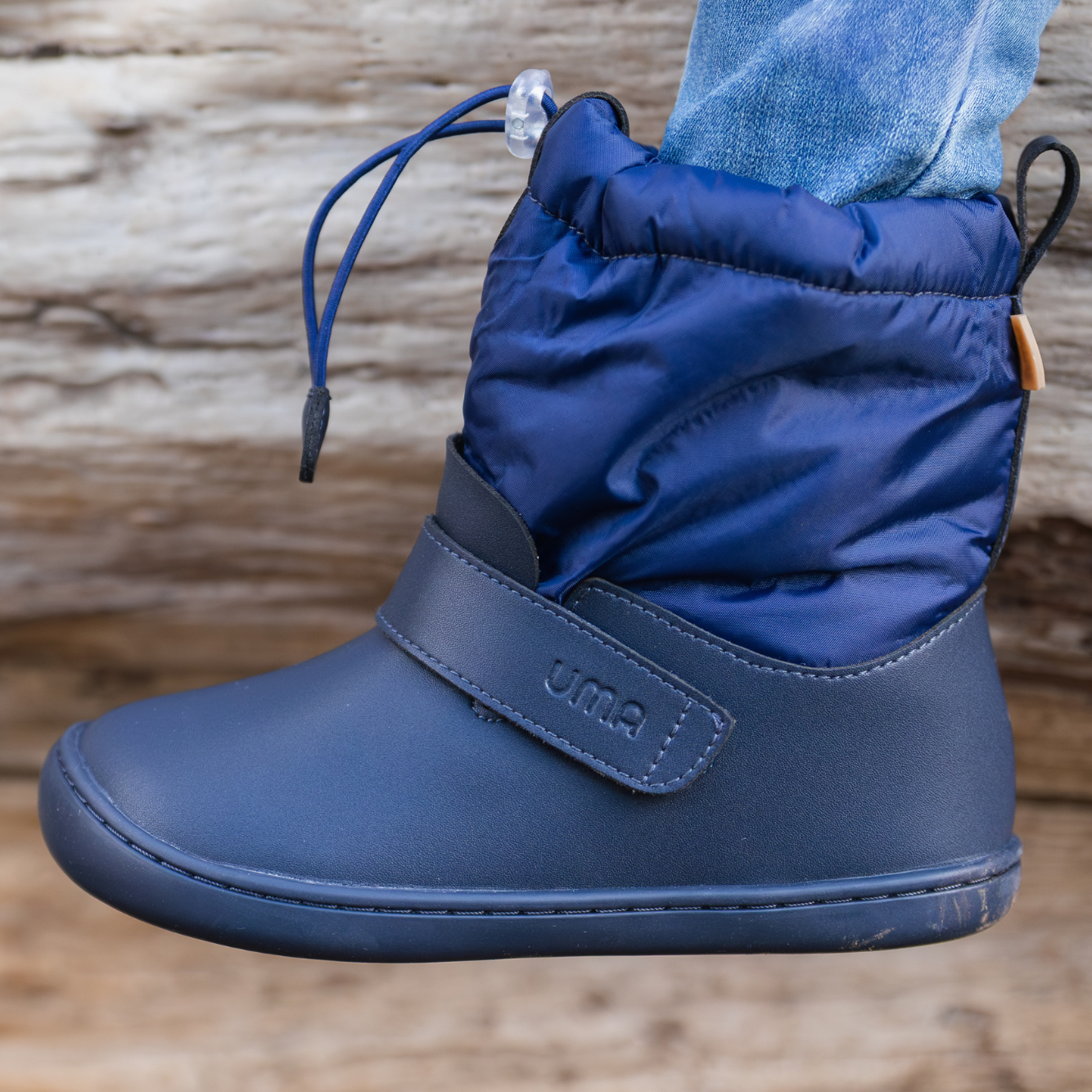 Detalle de bota barefoot ergonomica azul marino modelo Snow para ninos