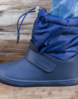 Detalle de bota barefoot ergonomica azul marino modelo Snow para ninos