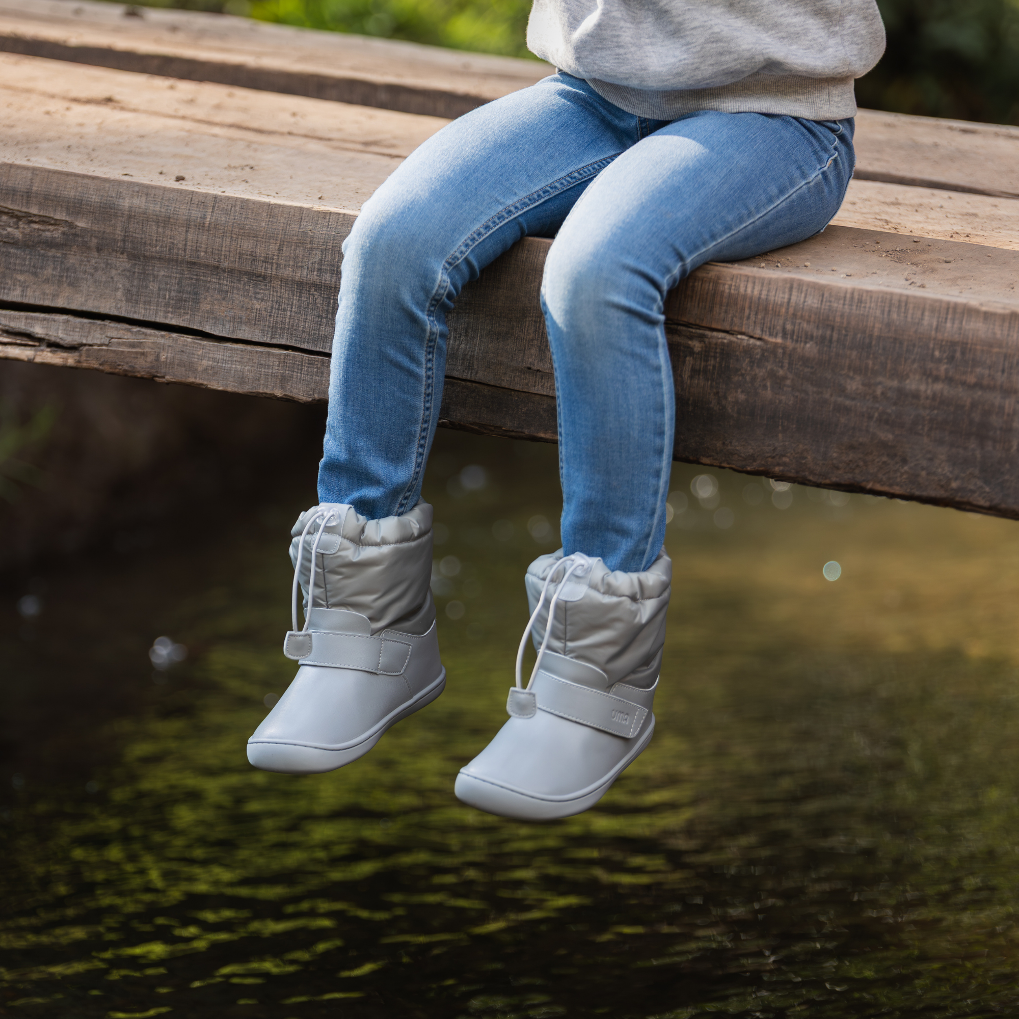 Bota barefoot ergonomica gris modelo Snow para ninos en uso 4