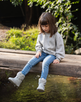 Bota barefoot ergonomica gris modelo Snow para ninos en uso 2
