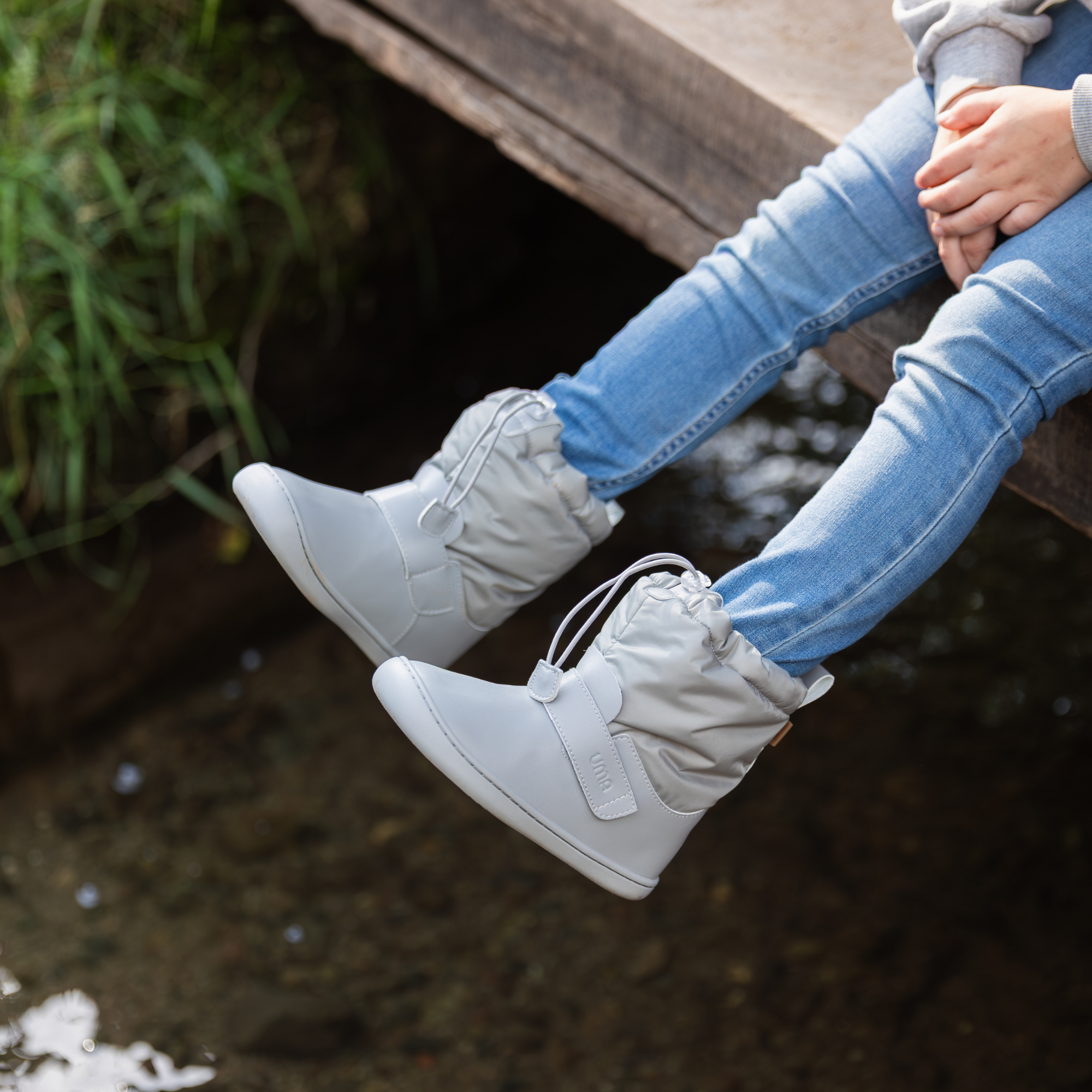 Bota barefoot ergonomica gris modelo Snow para ninos en uso