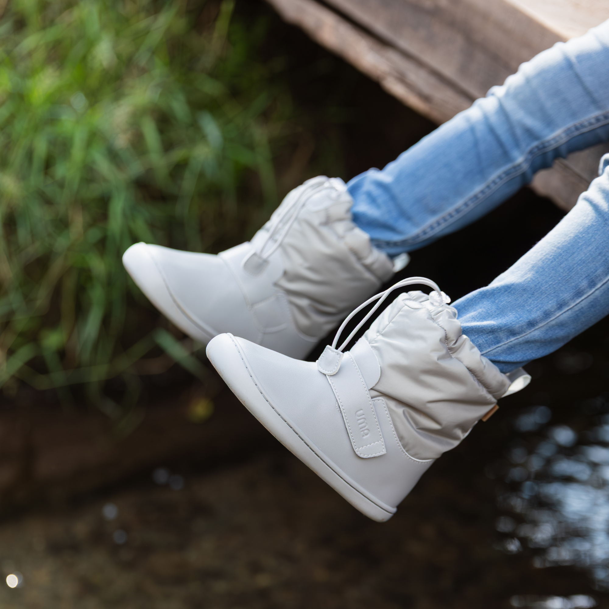 Bota barefoot ergonomica gris modelo Snow para ninos pequenos en uso 2