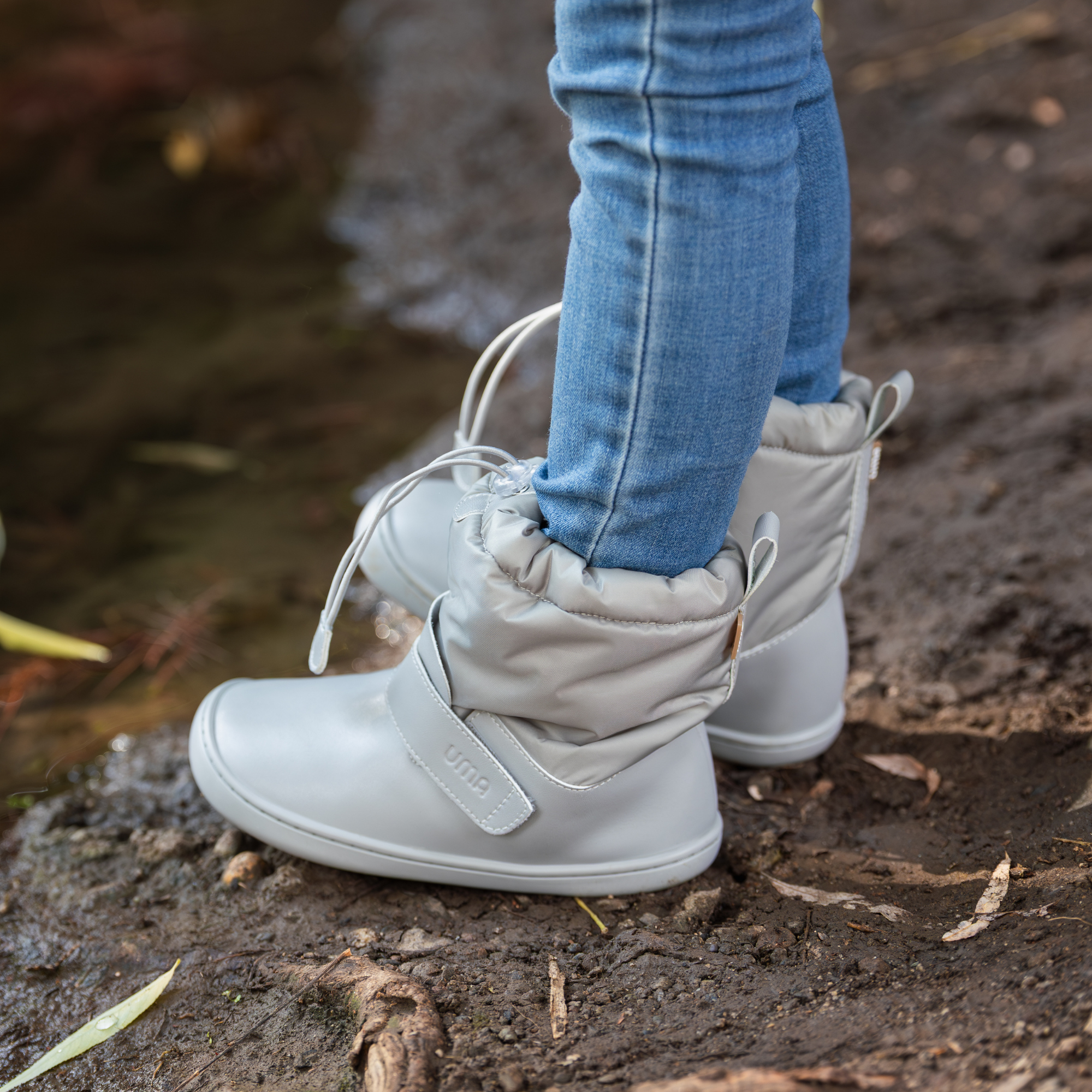 Bota barefoot ergonomica gris modelo Snow para ninos en uso 3