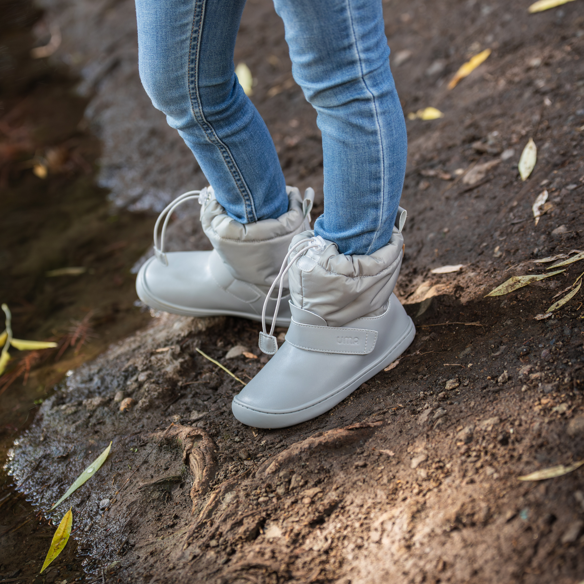 Bota barefoot ergonomica gris modelo Snow para ninos pequenos en uso 4