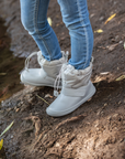 Bota barefoot ergonomica gris modelo Snow para ninos pequenos en uso 4