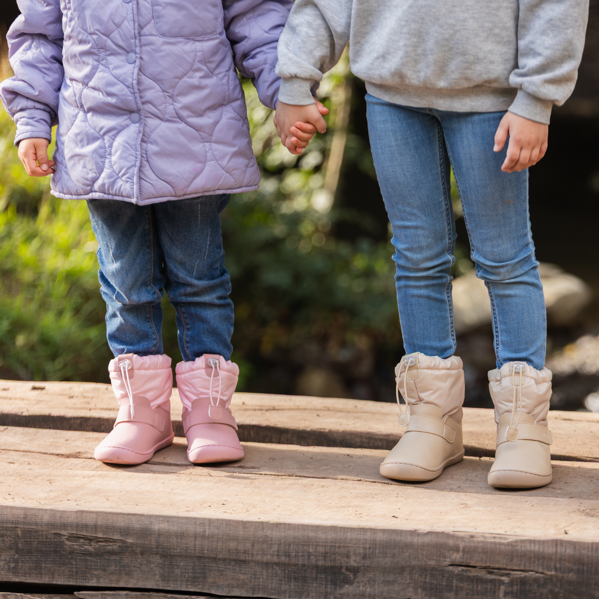 Bota barefoot ergonomica malva modelo Snow para ninos pequenos en uso 2