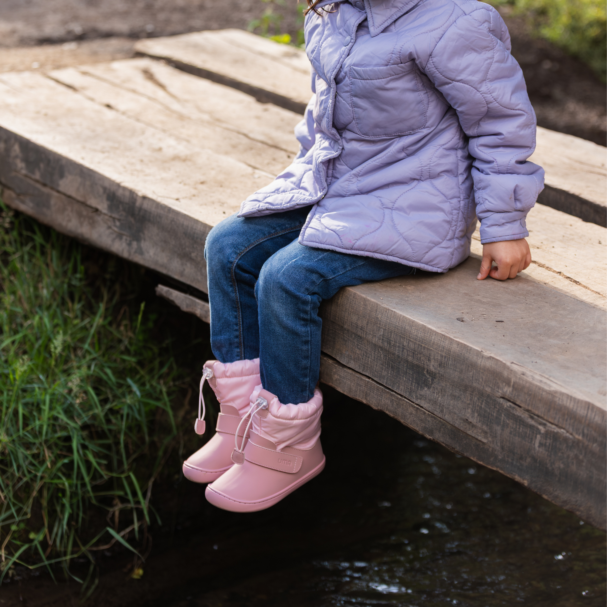 Bota barefoot ergonomica malva modelo Snow para ninos en uso 2