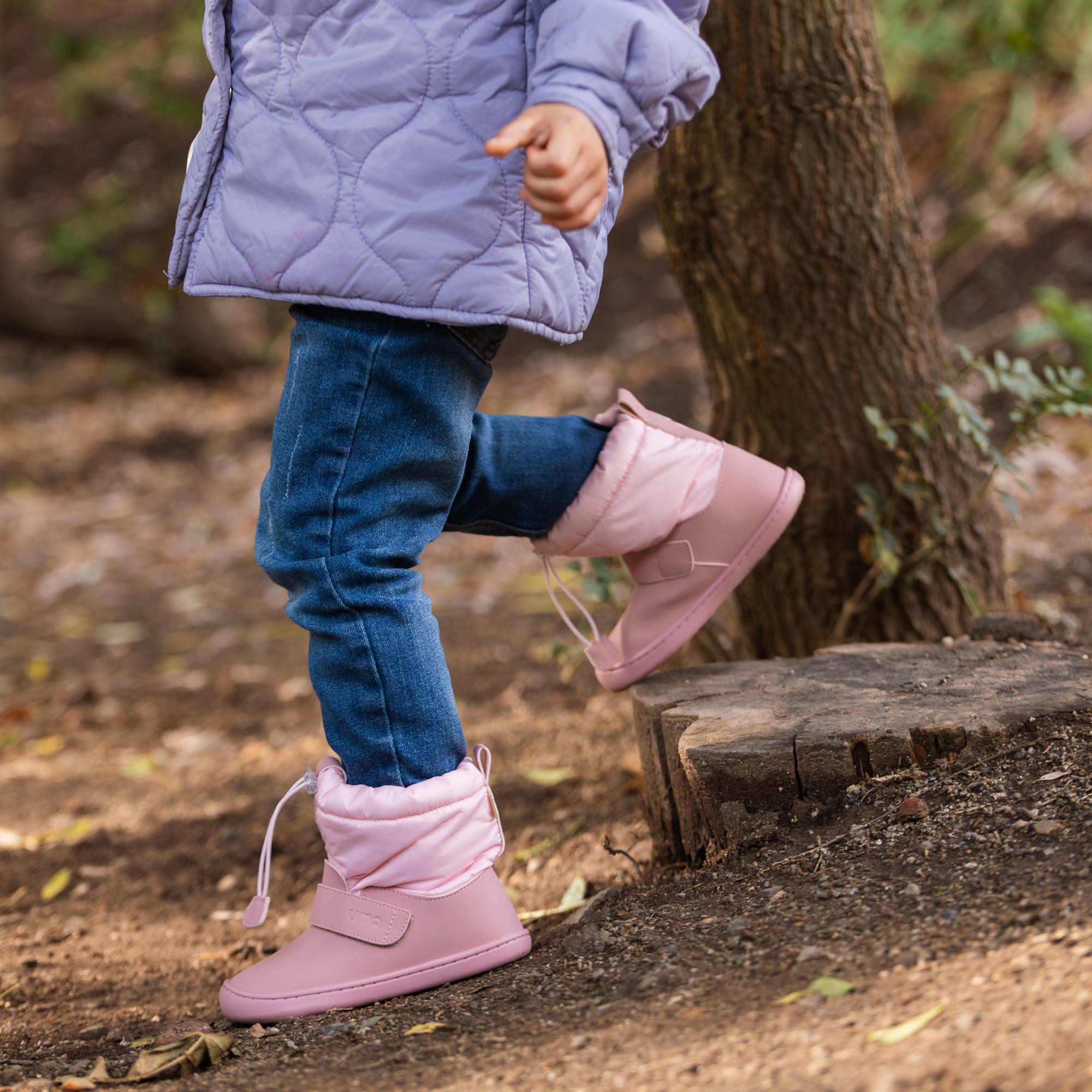 Bota barefoot ergonomica malva modelo Snow para ninos en uso 3
