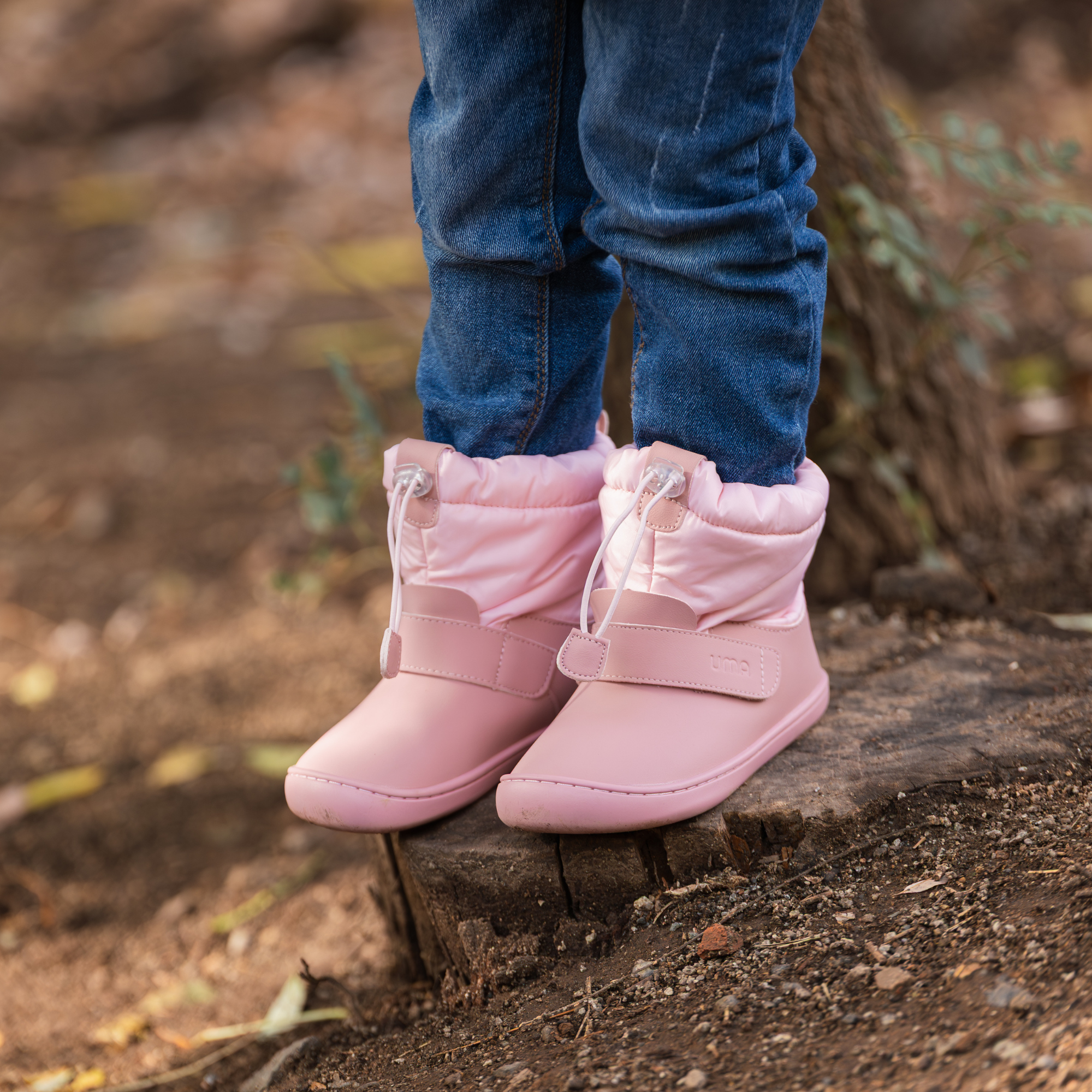Bota barefoot ergonomica malva modelo Snow para ninos pequenos en uso 3