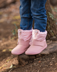 Bota barefoot ergonomica malva modelo Snow para ninos pequenos en uso 3