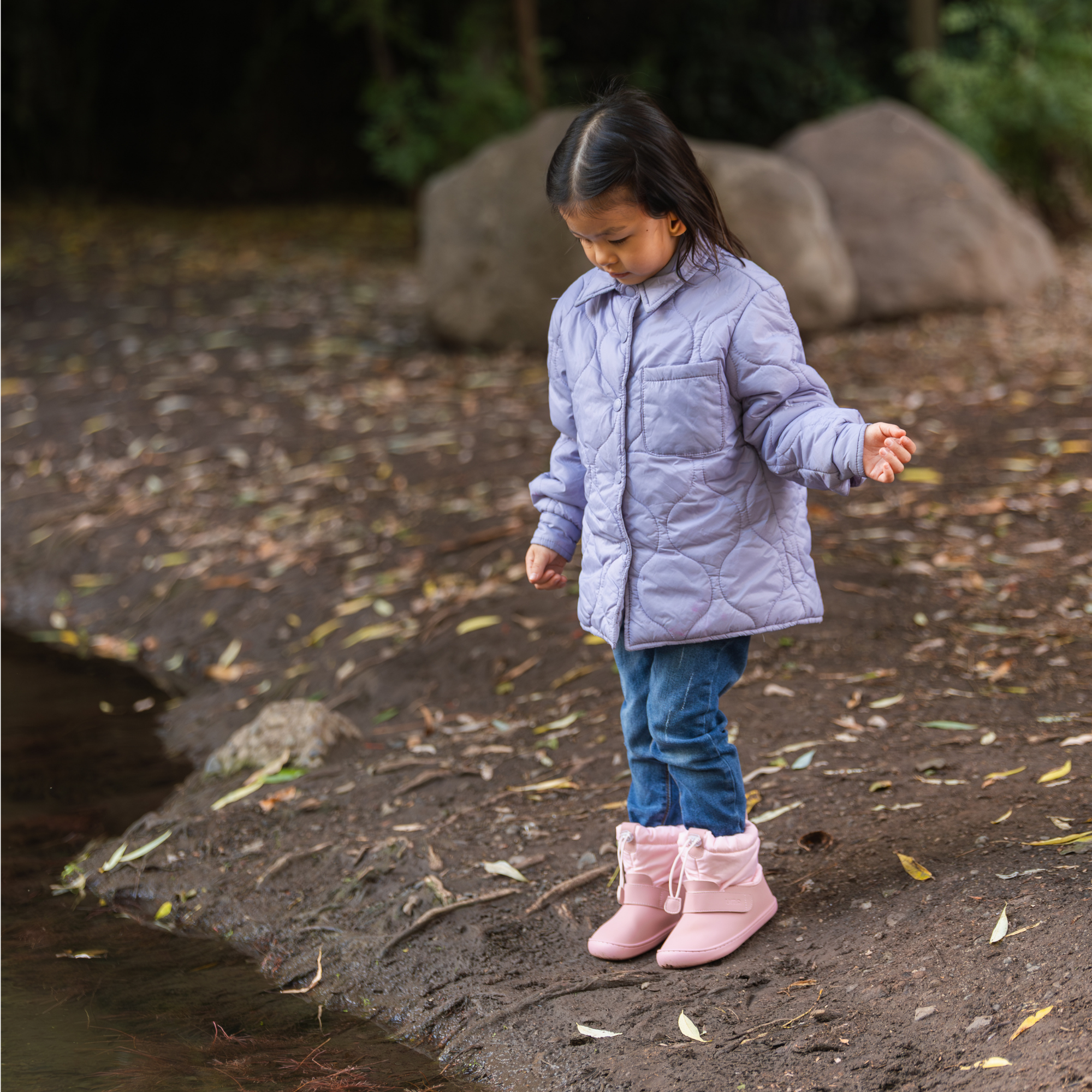 Bota barefoot ergonomica malva modelo Snow para ninos en uso 4