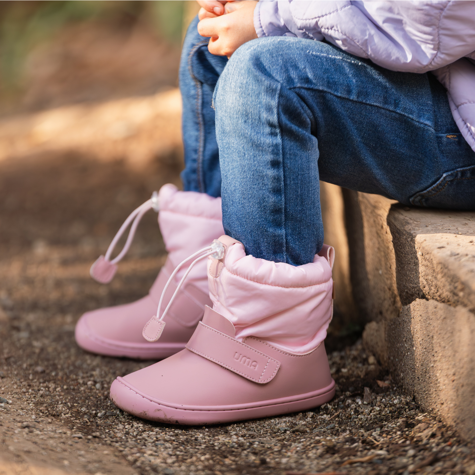 Bota barefoot ergonomica malva modelo Snow para ninos en uso