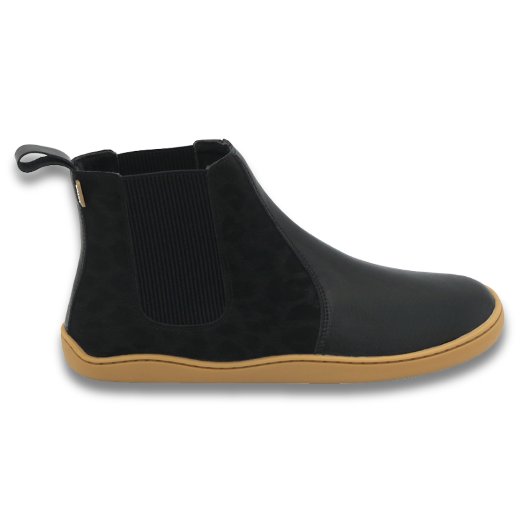 Bota barefoot ergonomica animal print negro modelo Chelsea para adultos vista lateral