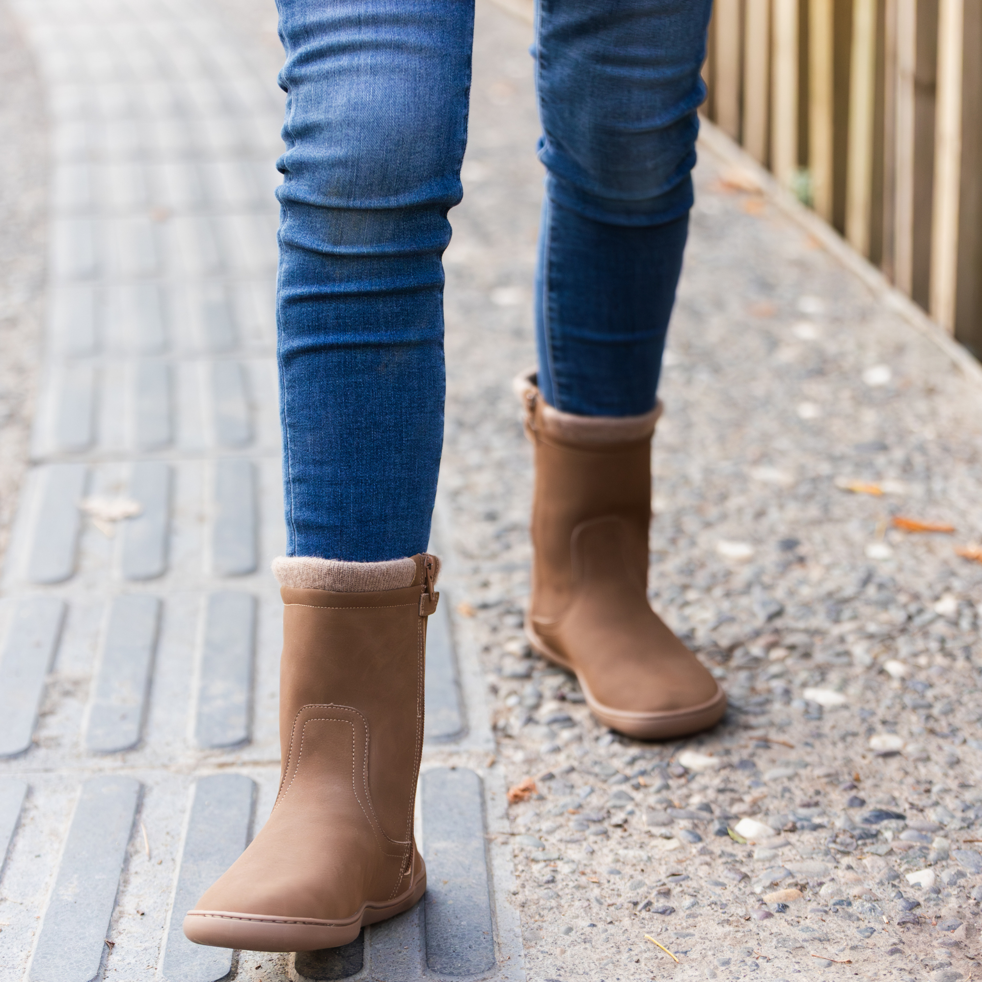 Bota barefoot ergonomica chocolate modelo Bear para adultos vista posterior