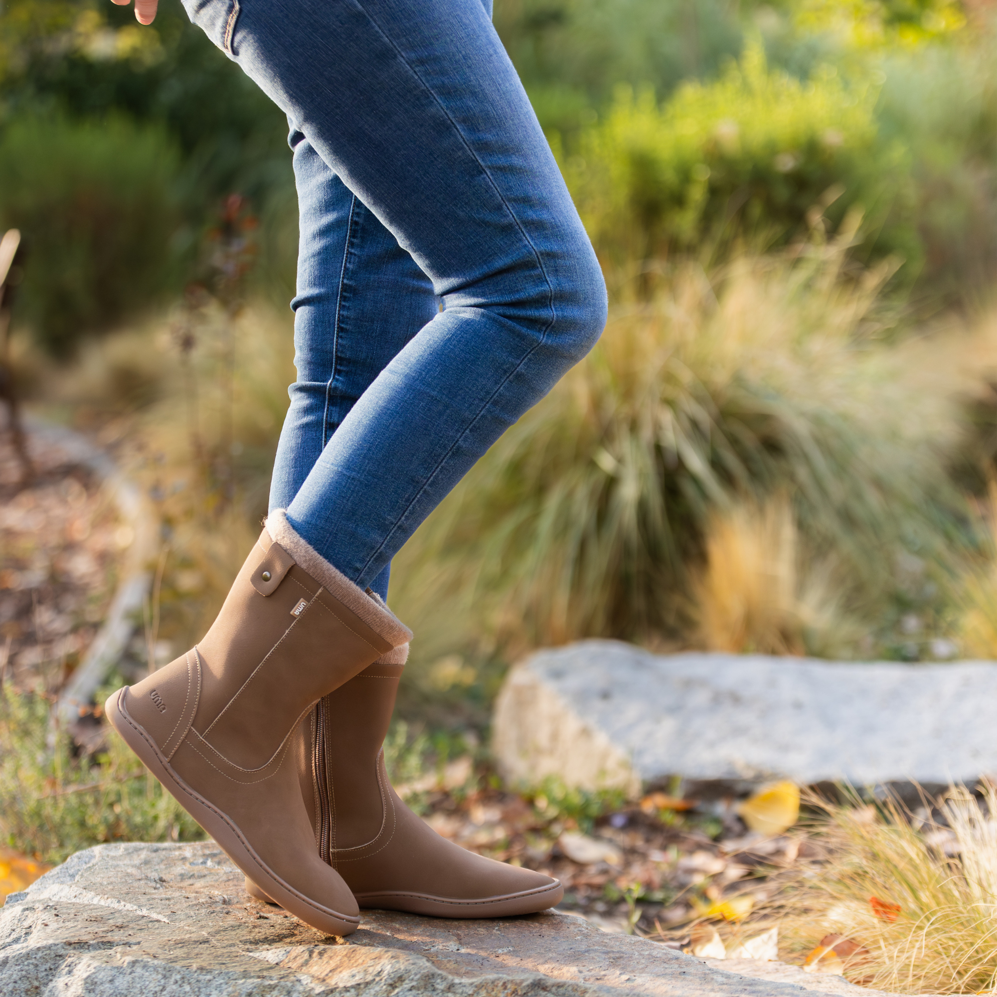 Bota barefoot ergonomica chocolate modelo Bear para adultos en uso 2