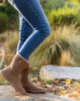 Bota barefoot ergonomica chocolate modelo Bear para adultos en uso 2