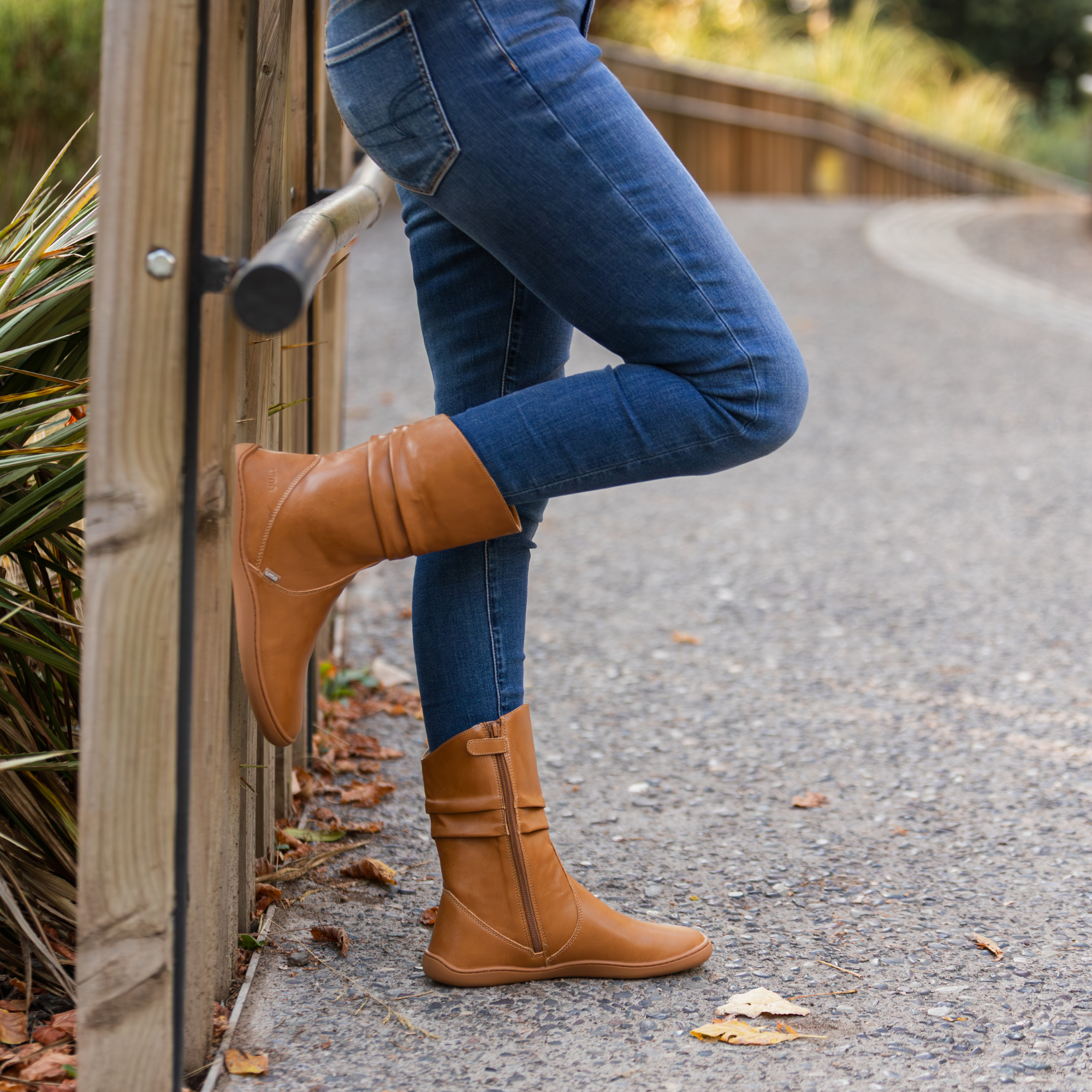 Bota barefoot ergonomica camel modelo Mist para adultos en uso